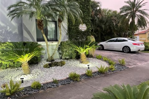 House in Miami, Florida 4 bedrooms, 193.24 sq.m. № 2152790 - photo 26