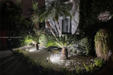 House in Miami, Florida 4 bedrooms, 193.24 sq.m. № 2152790 - photo 30