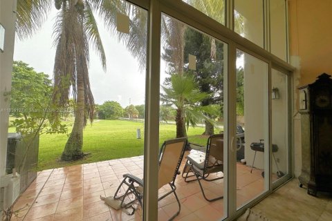 Adosado en venta en Hialeah, Florida, 2 dormitorios, 162.76 m2 № 1819906 - foto 11