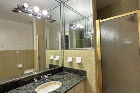 Adosado en venta en Hialeah, Florida, 2 dormitorios, 162.76 m2 № 1819906 - foto 18