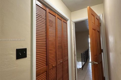 Adosado en venta en Hialeah, Florida, 2 dormitorios, 162.76 m2 № 1819906 - foto 19