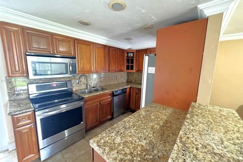 Adosado en venta en Hialeah, Florida, 2 dormitorios, 162.76 m2 № 1819906 - foto 3