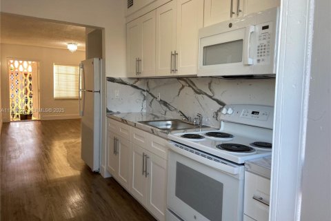 Снять в аренду кондоминиум в Майами, Флорида 2 спальни, 67.35м2, № 1992021 - фото 4