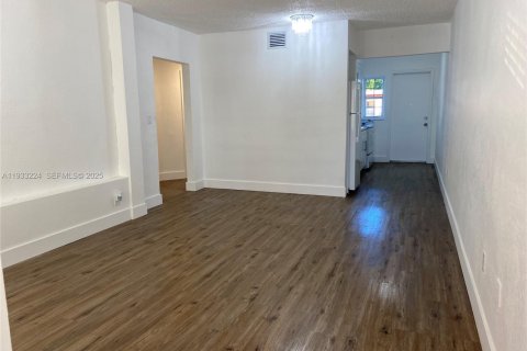 Снять в аренду кондоминиум в Майами, Флорида 2 спальни, 67.35м2, № 1992021 - фото 2