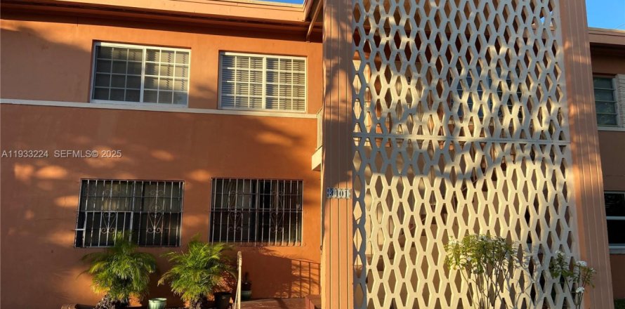 Кондоминиум с 2 спальнями в Майами, Флорида № 1992021