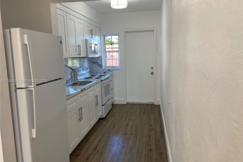 Снять в аренду кондоминиум в Майами, Флорида 2 спальни, 67.35м2, № 1992021 - фото 3