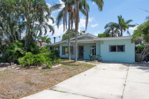 House in Palm Harbor, Florida 3 bedrooms, 141.4 sq.m. № 1673597 - photo 1
