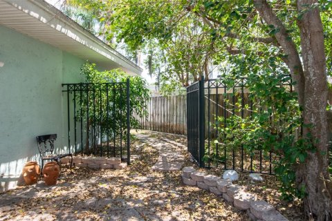 House in Palm Harbor, Florida 3 bedrooms, 141.4 sq.m. № 1673597 - photo 21