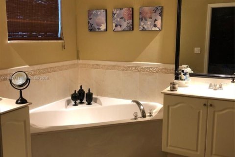 Townhouse in Miami, Florida 3 bedrooms, 157.38 sq.m. № 1995897 - photo 11