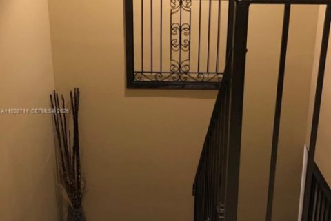 Townhouse in Miami, Florida 3 bedrooms, 157.38 sq.m. № 1995897 - photo 8