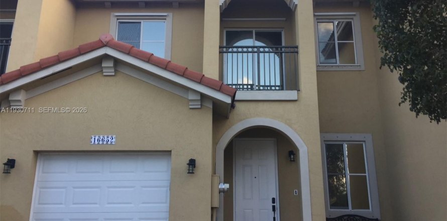 Townhouse in Miami, Florida 3 bedrooms, 157.38 sq.m. № 1995897