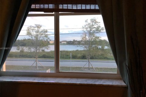 Townhouse in Miami, Florida 3 bedrooms, 157.38 sq.m. № 1995897 - photo 4