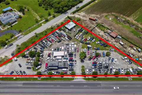 Commercial property in Homestead, Florida № 2276366