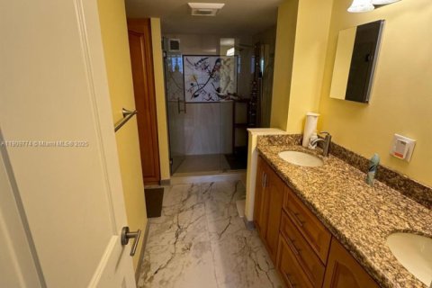 Condominio en alquiler en Hallandale Beach, Florida, 2 dormitorios, 102.19 m2 № 2088513 - foto 13
