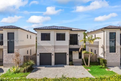 Дом в Майами, Флорида 4 спальни, 187.85м2 № 2026720