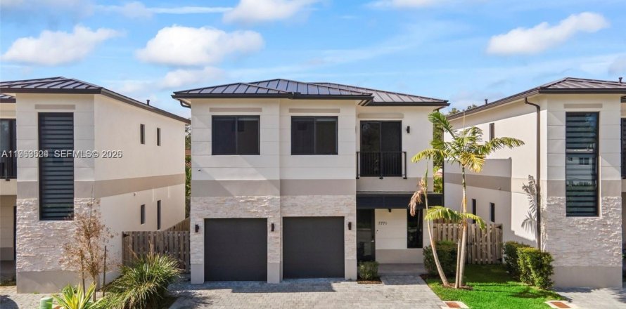 Дом в Майами, Флорида 4 спальни, 187.85м2 № 2026720