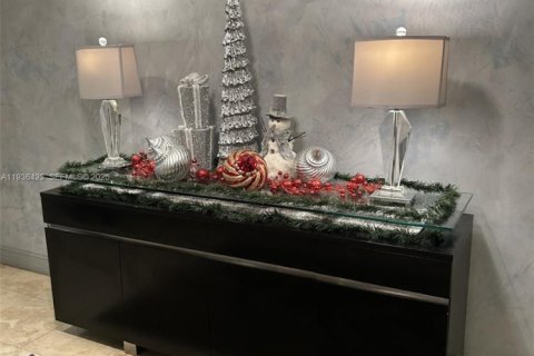 Condo in Miami, Florida, 1 bedroom  № 1994531 - photo 11