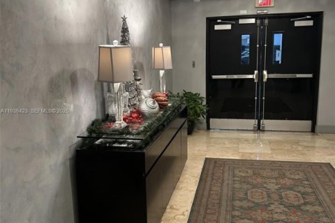 Condo in Miami, Florida, 1 bedroom  № 1994531 - photo 10