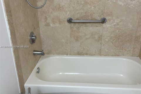 Condo in Miami, Florida, 1 bedroom  № 1994531 - photo 23