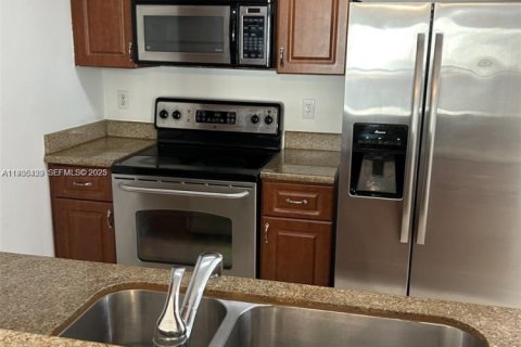 Condo in Miami, Florida, 1 bedroom  № 1994531 - photo 21