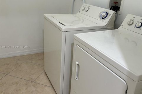 Condo in Miami, Florida, 1 bedroom  № 1994531 - photo 19