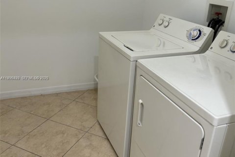 Condo in Miami, Florida, 1 bedroom  № 1994531 - photo 26