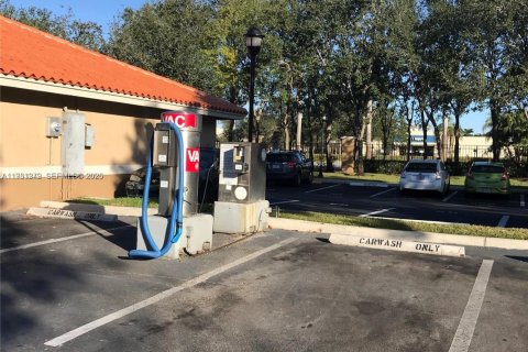 Condo in Pembroke Pines, Florida, 1 bedroom  № 2044368 - photo 11