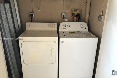 Condo in Pembroke Pines, Florida, 1 bedroom  № 2044368 - photo 14