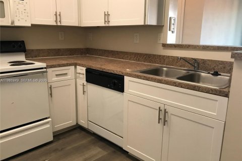 Condo in Pembroke Pines, Florida, 1 bedroom  № 2044368 - photo 20