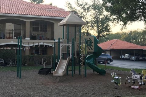 Condo in Pembroke Pines, Florida, 1 bedroom  № 2044368 - photo 9