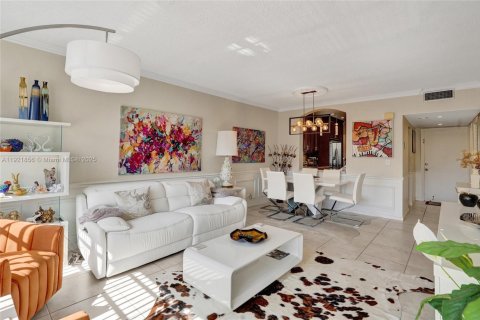 Condo in Hallandale Beach, Florida, 1 bedroom  № 1975774 - photo 4