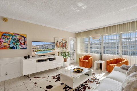 Condo in Hallandale Beach, Florida, 1 bedroom  № 1975774 - photo 3