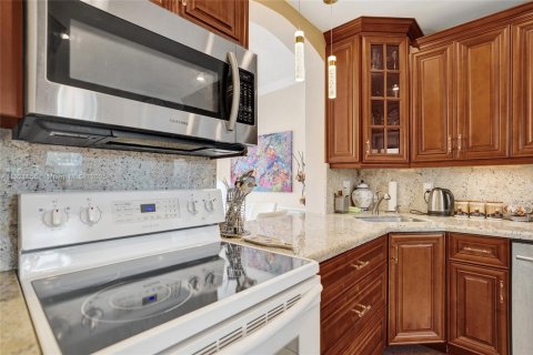 Condo in Hallandale Beach, Florida, 1 bedroom  № 1975774 - photo 18