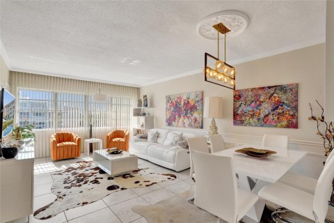 Condo in Hallandale Beach, Florida, 1 bedroom  № 1975774 - photo 7