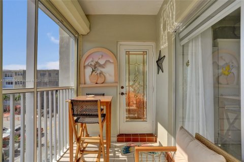 Condo in Hallandale Beach, Florida, 1 bedroom  № 1975774 - photo 26