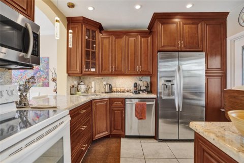 Condo in Hallandale Beach, Florida, 1 bedroom  № 1975774 - photo 14