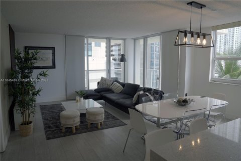 Купить кондоминиум в Майами, Флорида 3 спальни, 136.57м2, № 1981659 - фото 1