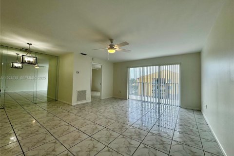 Снять в аренду кондоминиум в Майами, Флорида 3 спальни, 108.7м2, № 1987903 - фото 1