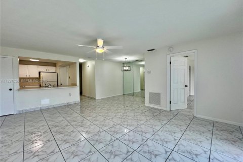 Снять в аренду кондоминиум в Майами, Флорида 3 спальни, 108.7м2, № 1987903 - фото 2