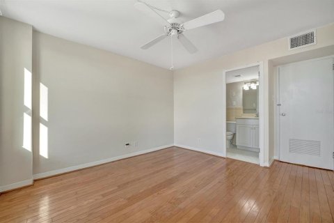 Condo in Treasure Island, Florida, 2 bedrooms  № 1740605 - photo 29