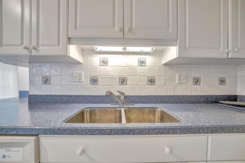 Condo in Treasure Island, Florida, 2 bedrooms  № 1740605 - photo 20