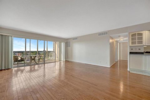 Condo in Treasure Island, Florida, 2 bedrooms  № 1740605 - photo 8