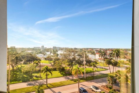 Condo in Treasure Island, Florida, 2 bedrooms  № 1740605 - photo 28