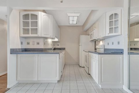 Condo in Treasure Island, Florida, 2 bedrooms  № 1740605 - photo 18
