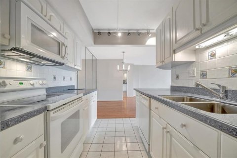 Condo in Treasure Island, Florida, 2 bedrooms  № 1740605 - photo 21