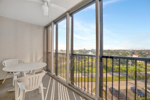 Condo in Treasure Island, Florida, 2 bedrooms  № 1740605 - photo 11