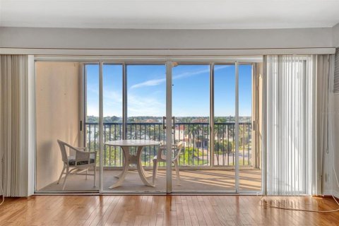 Condo in Treasure Island, Florida, 2 bedrooms  № 1740605 - photo 10