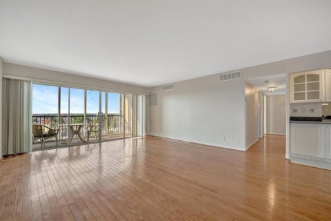 Condo in Treasure Island, Florida, 2 bedrooms  № 1740605 - photo 7