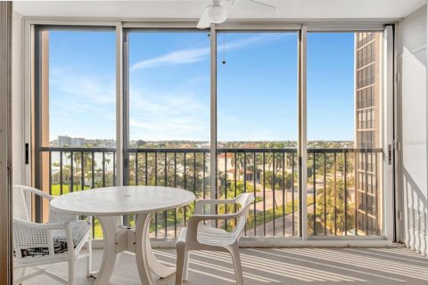 Condo in Treasure Island, Florida, 2 bedrooms  № 1740605 - photo 15