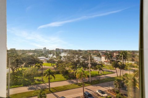 Condo in Treasure Island, Florida, 2 bedrooms  № 1740605 - photo 27